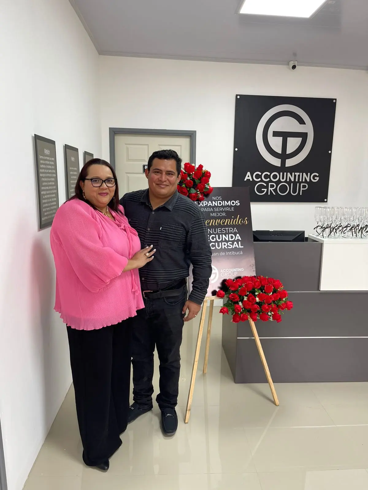 Equipo GYT Accounting Group en oficinas atendiendo clientes